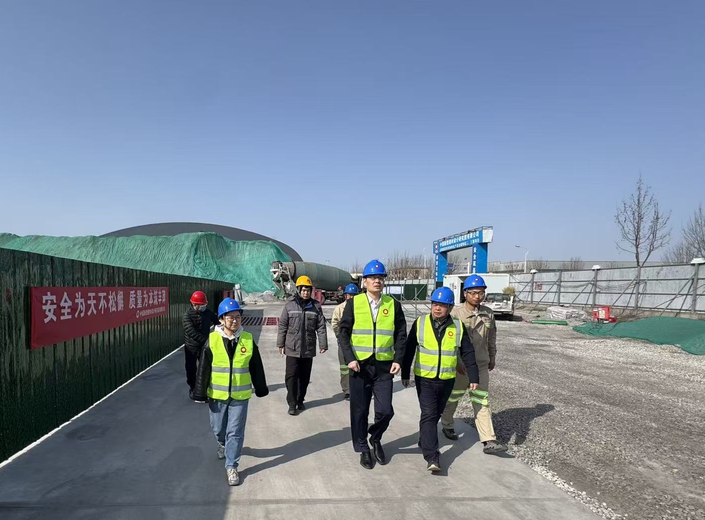 中国新材院副总经理江小阳到唐山港陆项目部检查指导工作